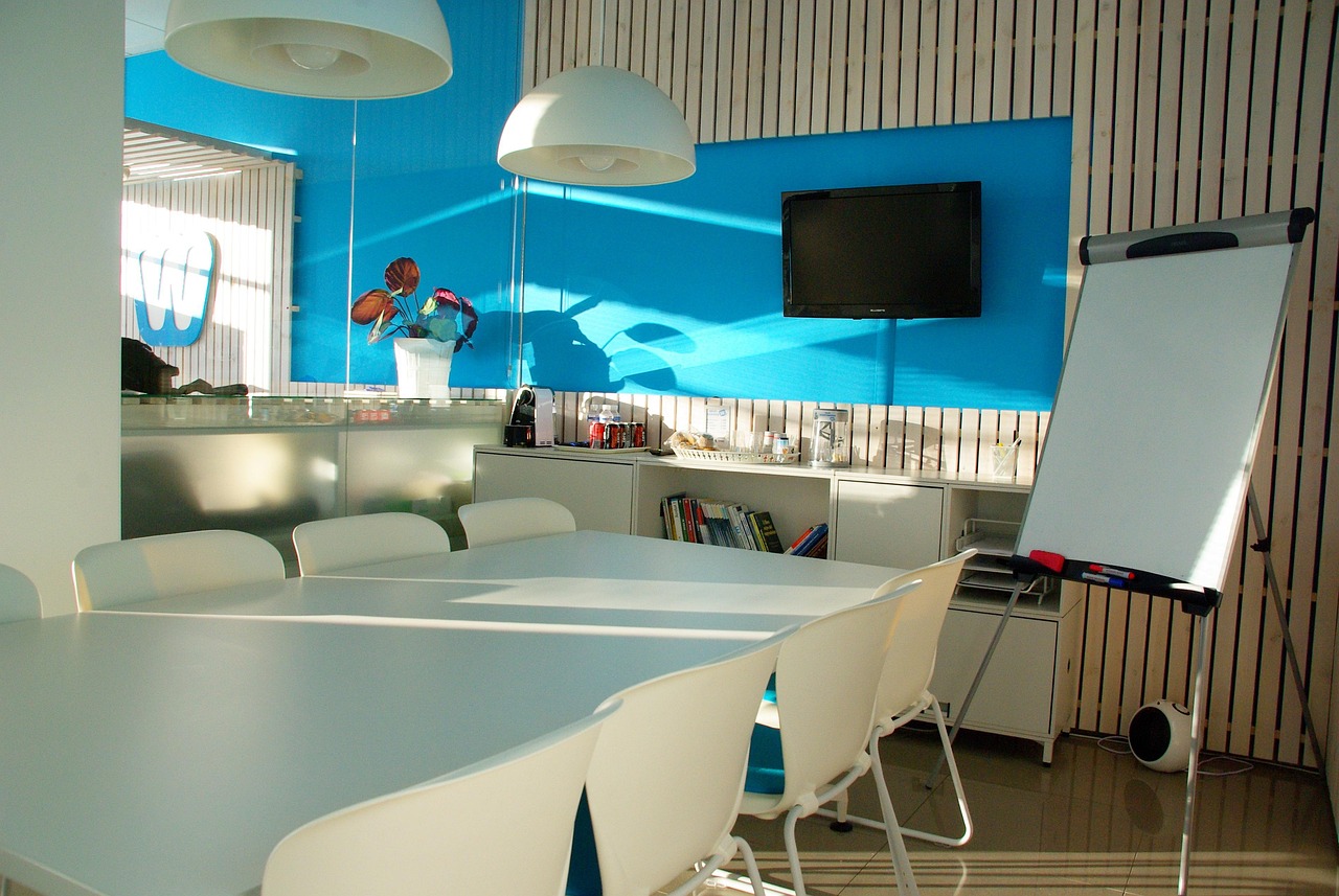 Salle de réunion lumineuse d'un espace de travail partagé